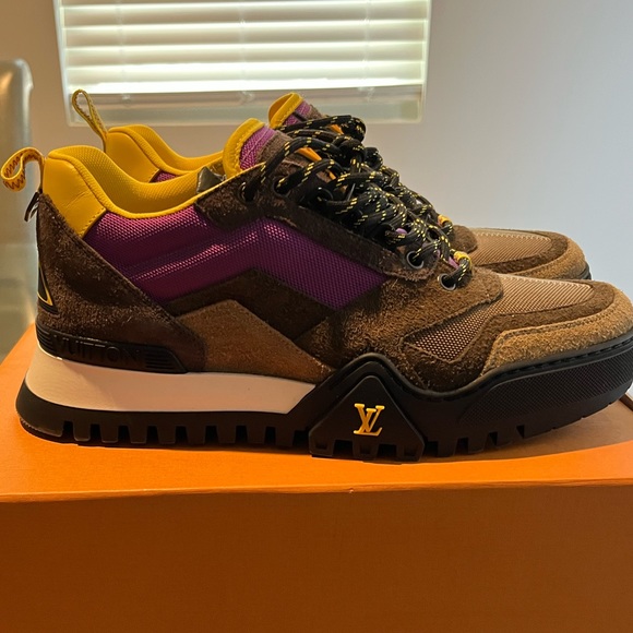 LV hiking sneaker worn once size 8 worn once - Picture 4 of 6